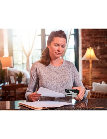 CI | Grapadora q-connect metalizada y negra de tenaza tacto suave capacidad 25 hojas usa grapas 24/6 y 26/6